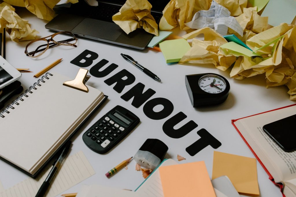 Terdapat 6 penyebab umum burnout: beban kerja, kurangnya kontrol, imbalan tidak cukup untuk usaha, dukungan kurang dari komunitas, kurangnya keadilan, nilai keterampilan yang tidak cocok
