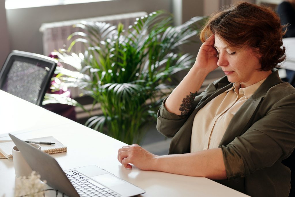 Emotional labor adalah proses mengelola perasaan dan ekspresi untuk memenuhi kebutuhan emosional suatu pekerjaan. Lebih khusus lagi, pekerja diharapkan mengatur kepribadian mereka selama berinteraksi dengan pelanggan, rekan kerja, klien, dan manajer.